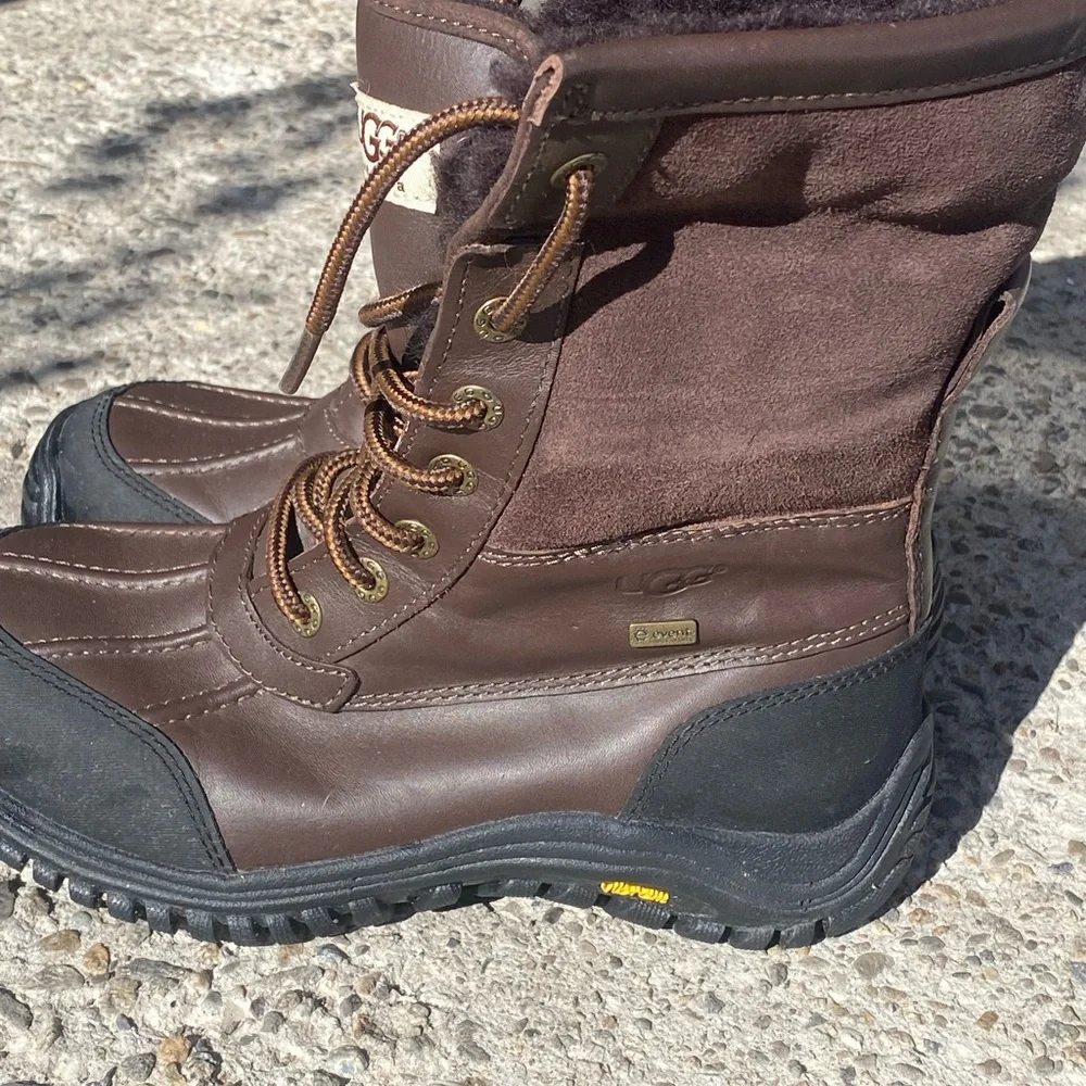 UGG Men's 6 Chocolate and Ebony Snow Boots